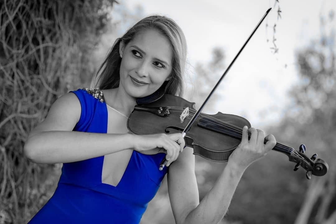 Talento Importado - Oficio Servicios - Mayra Guirigay Postmodern Violinist